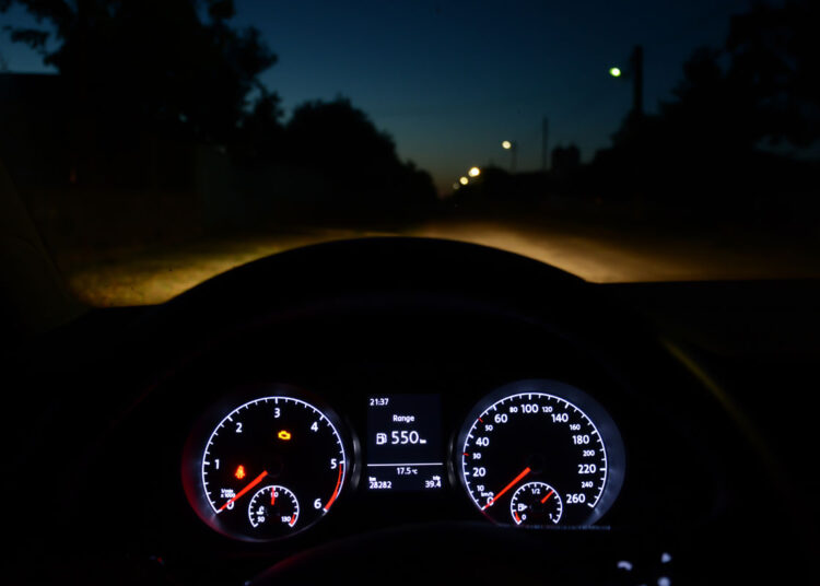 Cuidados ao dirigir de noite