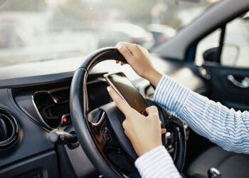 Dirigir segurando celular