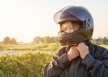 Andar com viseira aberta na moto dá multa