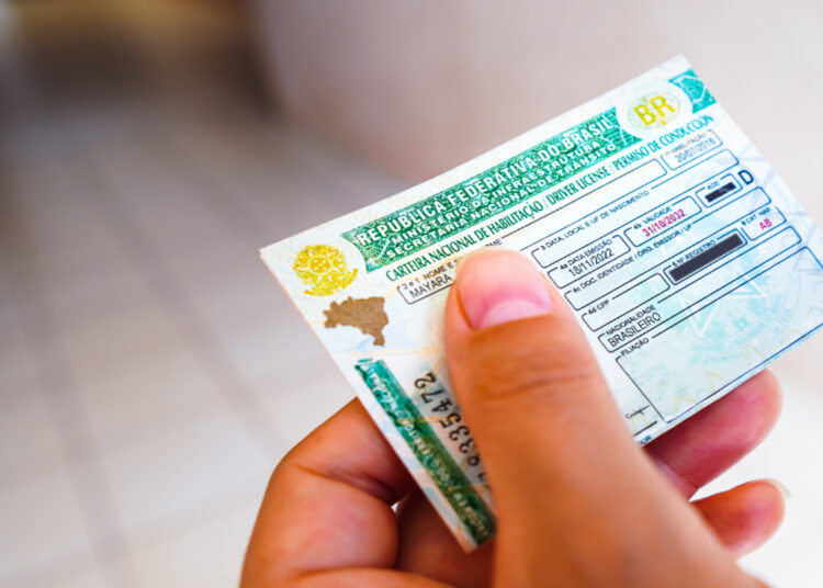 Governo pode liberar trajes religiosos em foto de CNH