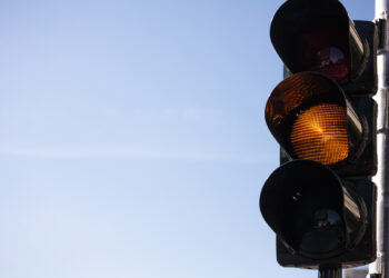 Passar sinal amarelo dá multa