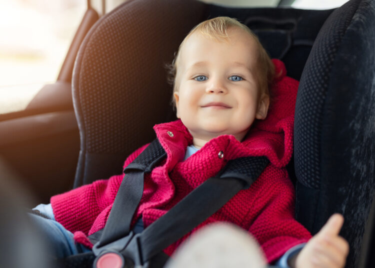 Levar bebê no colo dá multa