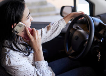 Multa por usar celular no volante