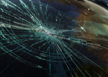 Para-brisa trincado dá multa