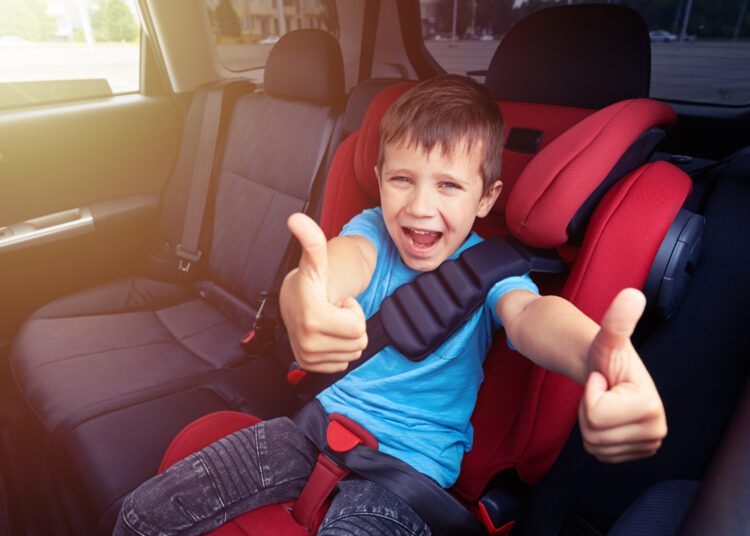 Transportar criança em carro