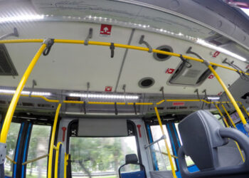 Andar na faixa do BRT dá multa