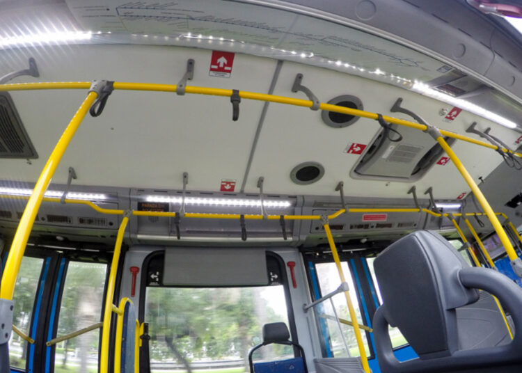 Andar na faixa do BRT dá multa
