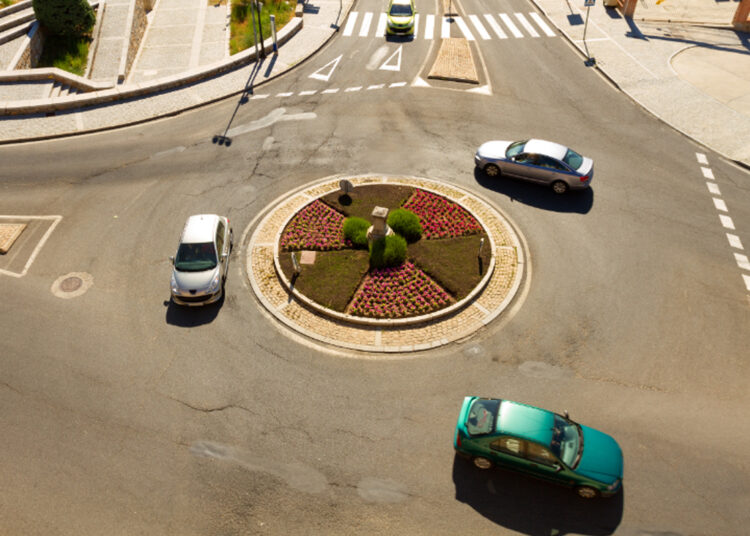 De quem é a preferência na rotatória