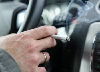 Dirigir fumando cigarro dá multa