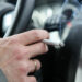 Dirigir fumando cigarro dá multa