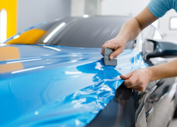 Envelopar carro dá multa