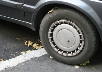 Estacionar em duas vagas dá multa