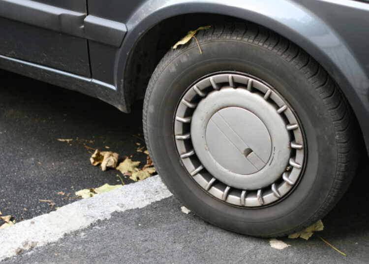 Estacionar em duas vagas dá multa