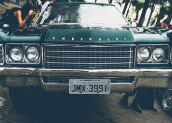 Placas com cidade e estado