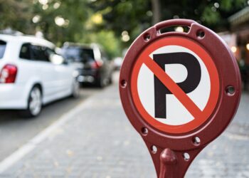 Num local com a placa de Proibido Estacionar