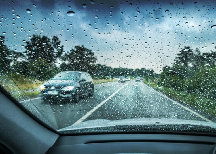 Chuva fina na estrada: veja dicas para direção segura