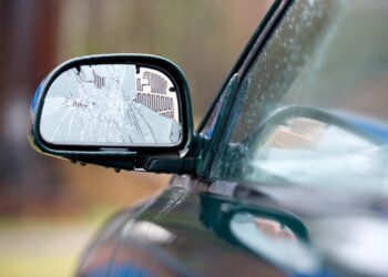 Andar com retrovisor quebrado: Saiba qual a multa