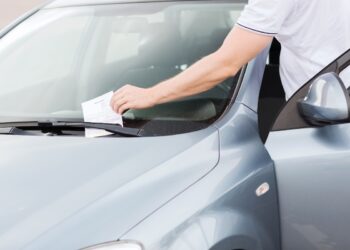 Comprar veículos com multa: entenda os riscos envolvidos