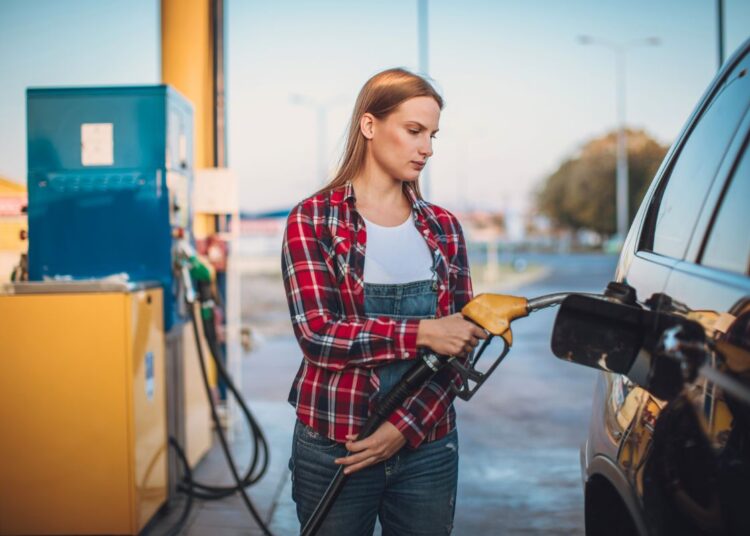 5 perigos de abastecer com gasolina adulterada