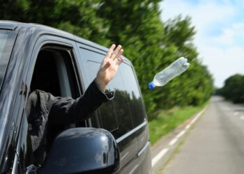 Atenção, motorista! Jogar lixo pela janela do carro dá multa