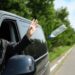 Atenção, motorista! Jogar lixo pela janela do carro dá multa