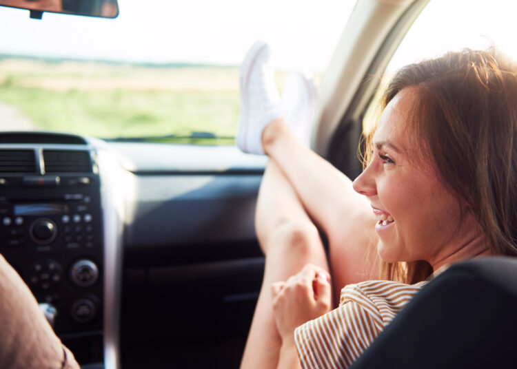 Colocar pé no painel do carro dá multa