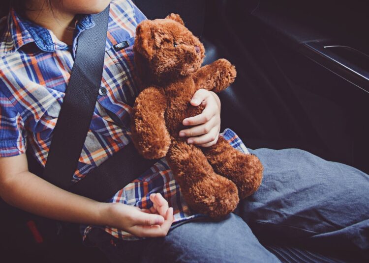 Criança no banco da frente: saiba qual a idade permitida