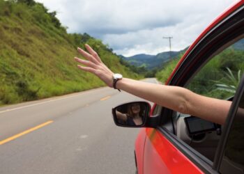 Dirigir com braço para fora dá multa?