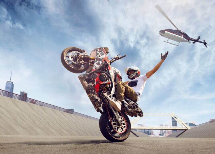 Empinar moto na rua dá multa? Saiba agora