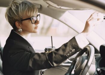 Entenda as Regras de Trânsito para Condutores que Utilizam Óculos ou Lentes de Contato