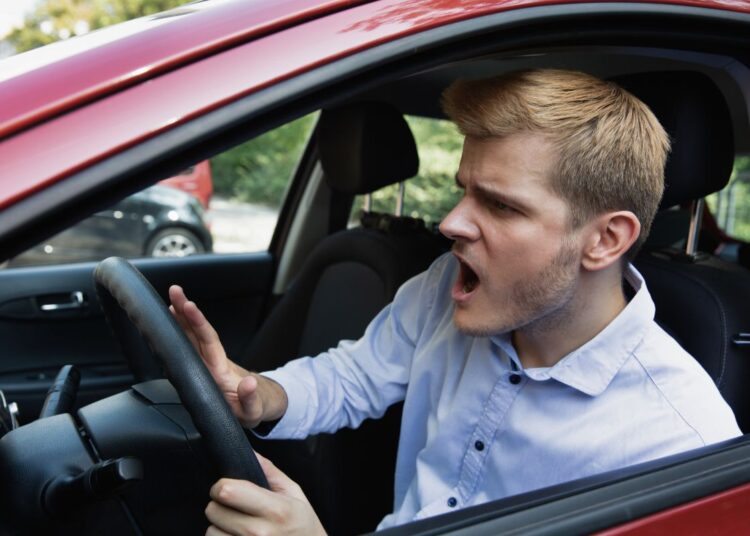 Existe multa por buzinar?