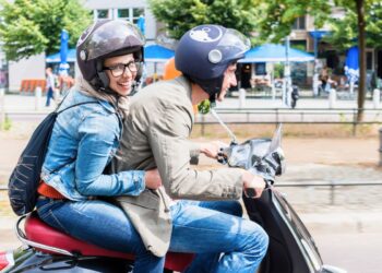 Garupa tem que usar capacete? Saiba o que diz o CTB