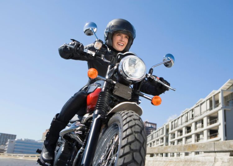 Moto barulhenta dá multa? Confira o que diz a lei