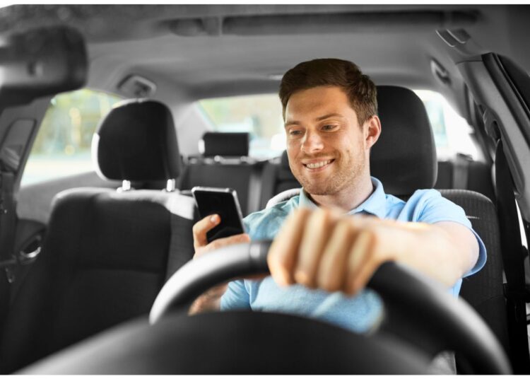 Posso usar celular parado no sinal?