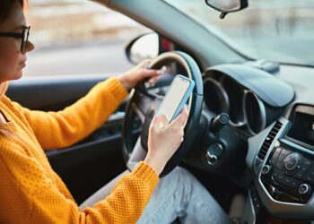 Usar celular no viva voz da multa?