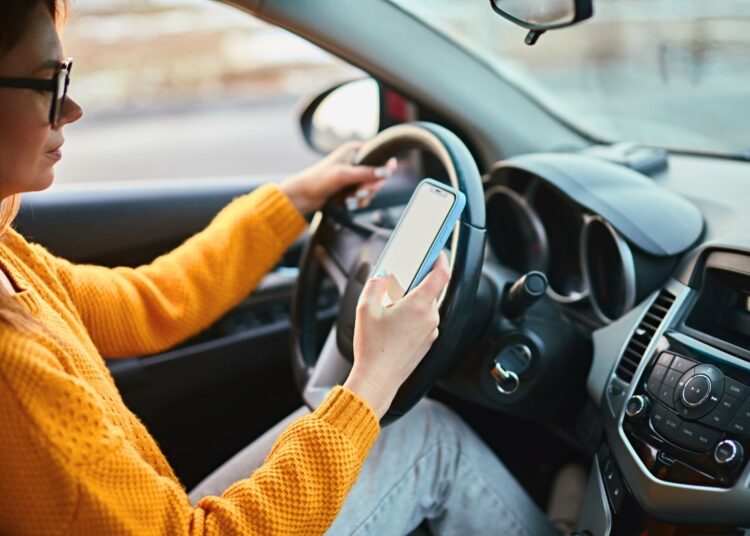 Usar celular no viva voz da multa?