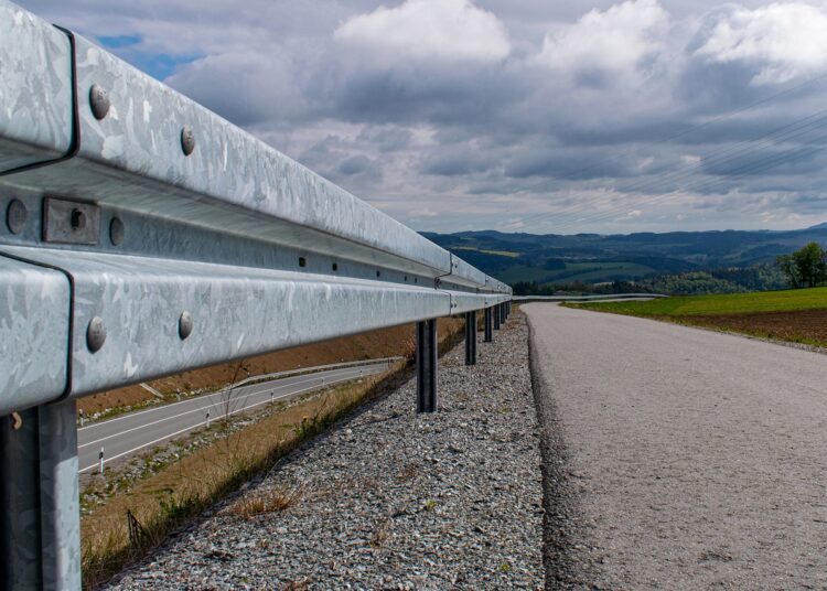 Guard Rails: A Importância Vital das Barreiras de Proteção Rodoviária