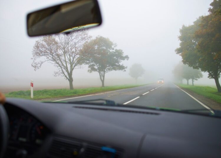 5 cuidados ao dirigir sob neblina