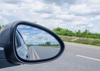 Andar com retrovisor pequeno dá multa?