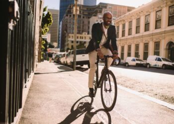 Andar de bicicleta na calçada dá multa? Saiba agora