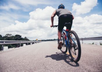 Segurança na Estrada: Qual a Distância Essencial para Ultrapassar Ciclistas?
