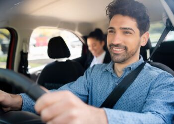 Como ser motorista de aplicativo em 2024? Veja requisitos e legislação