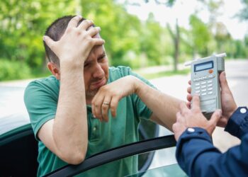 Homem preocupado porque não fez a Regularização de veículo