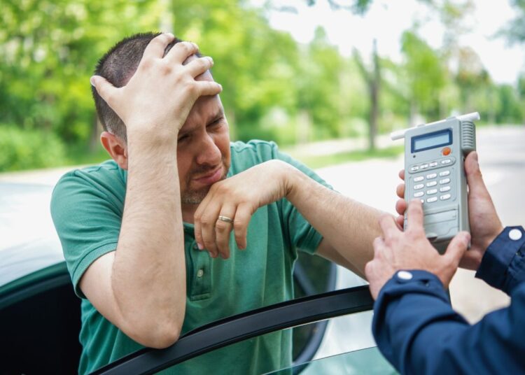Homem preocupado porque não fez a Regularização de veículo