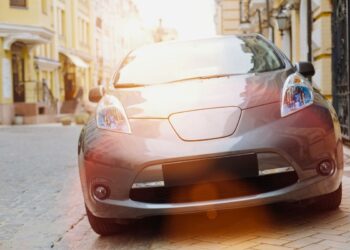 Estacionar carro em cima da calçada dá multa?