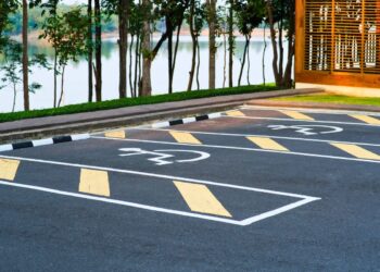 Estacionar em vaga de deficiente dá multa?