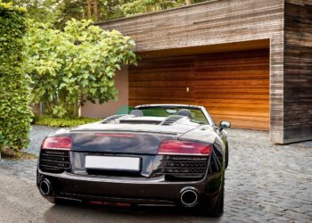 Estacionar na frente da própria garagem dá multa?