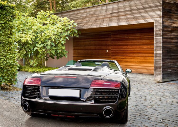 Estacionar na frente da própria garagem dá multa?