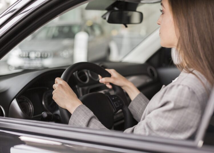 Evite Perigos na Estrada Técnicas de Direção Defensiva que Salvam!