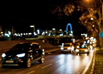 Farol alto na cidade: saiba se é permitido usar